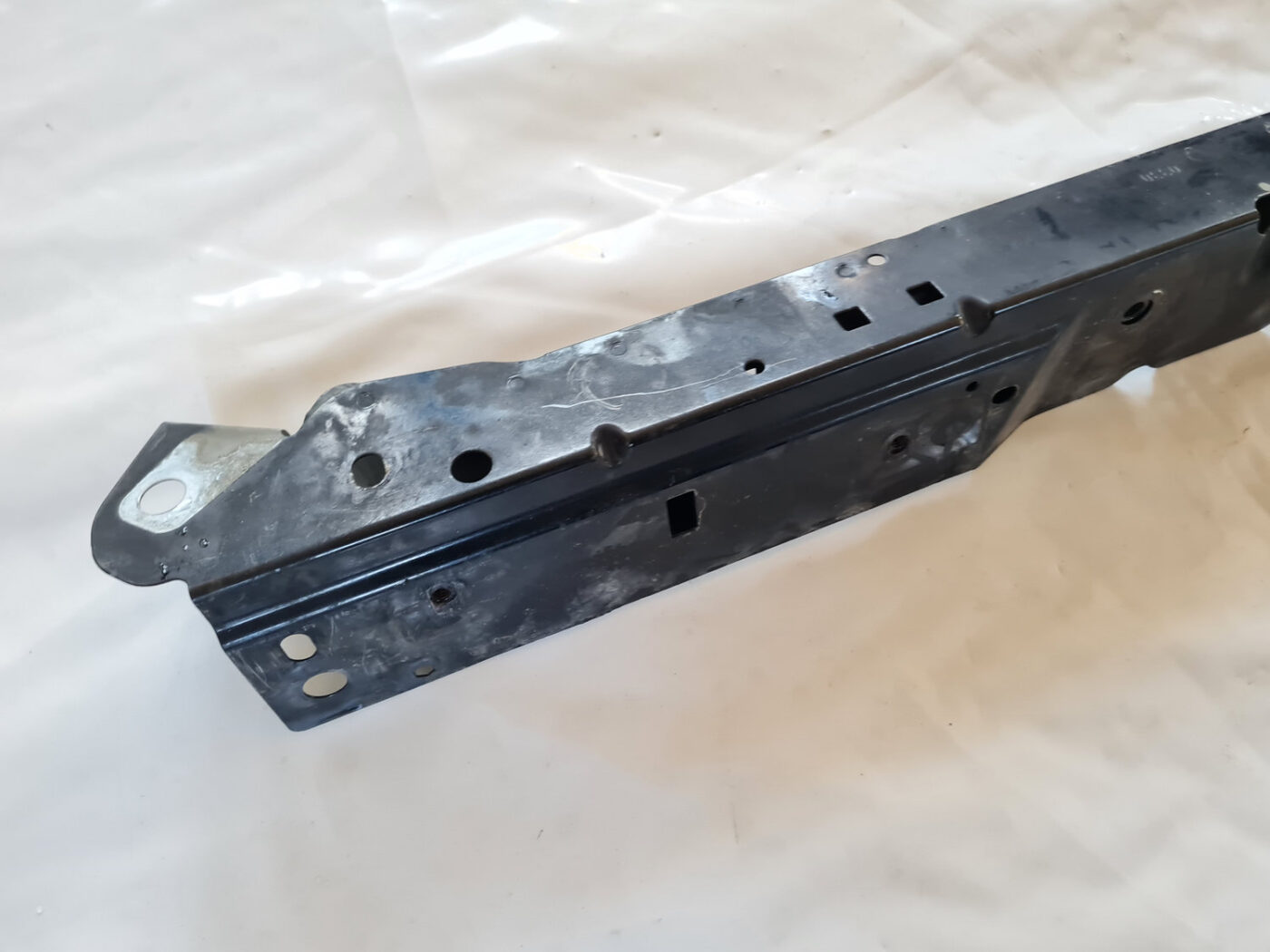 Priekšējā radiatora rāmja augšēja daļa priekš OPEL INSIGNIA 2010