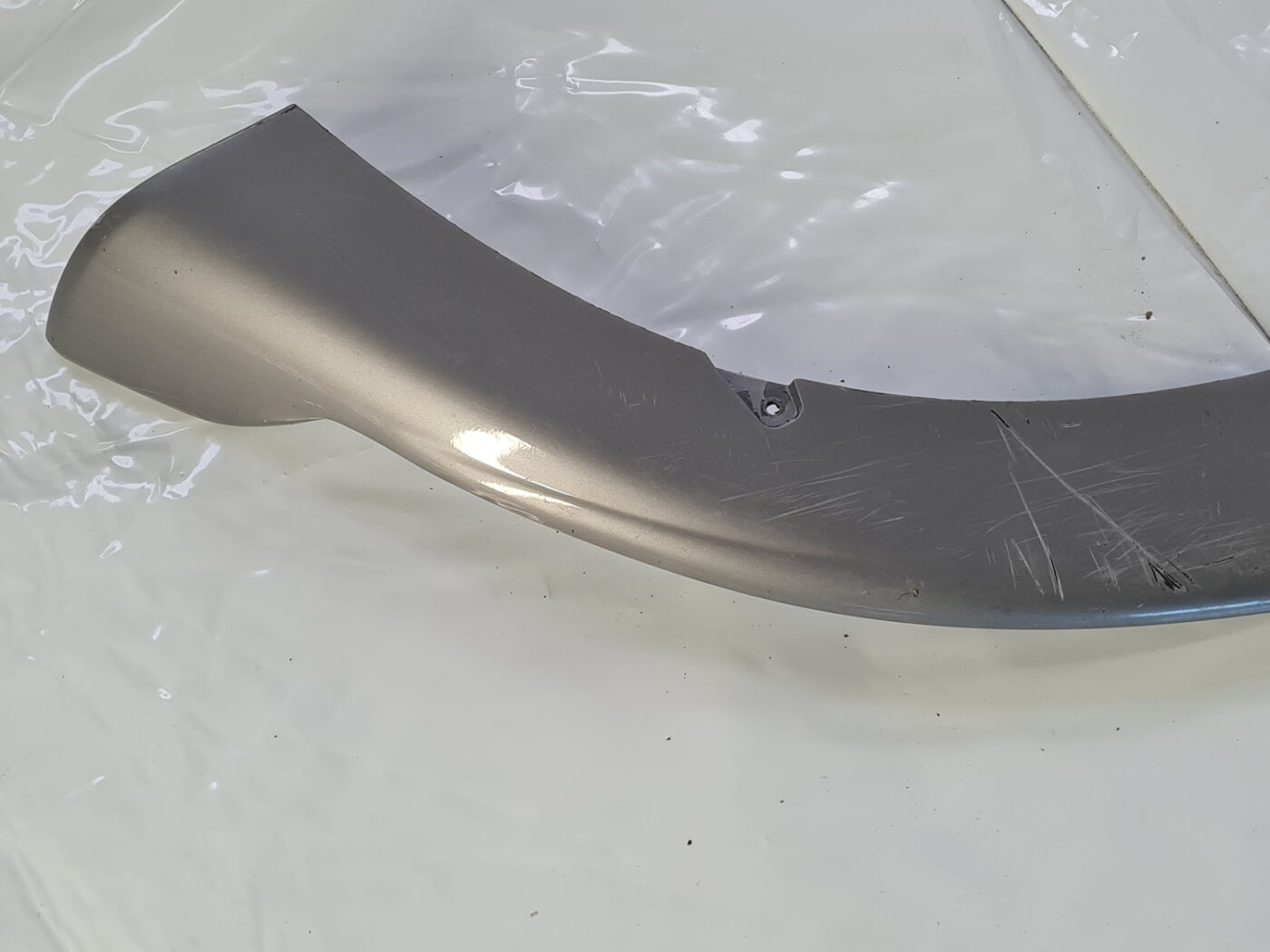 Aizmugurēja bufera spoileris (lūpa) priekš VOLVO S40 2004 Grey 2 Aizmugurēja bufera spoileris (lūpa) priekš VOLVO S40 2004 Grey