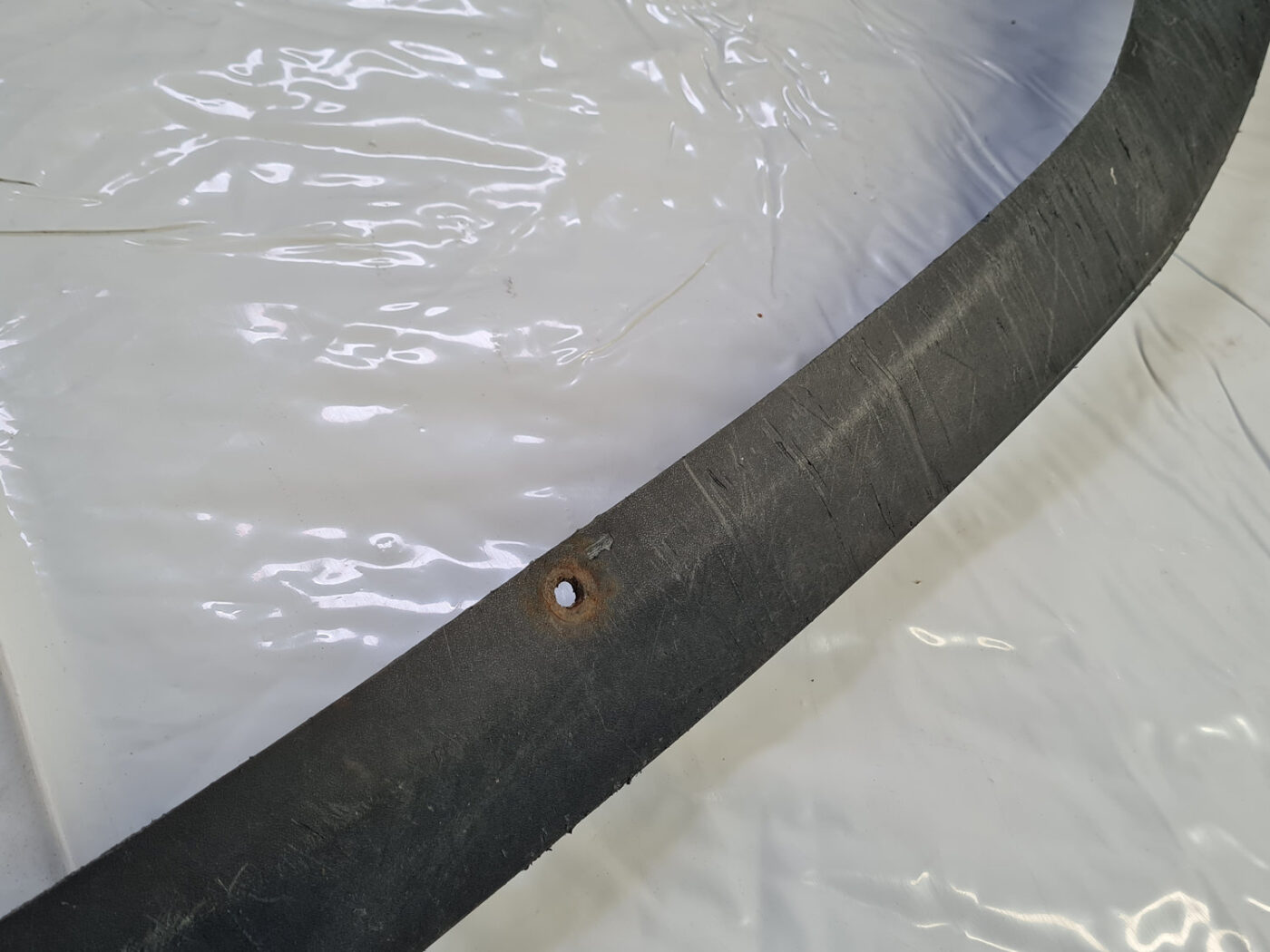 Aizmugurēja bufera spoileris (lūpa) priekš VOLVO S40 2004 Black 13 Aizmugurēja bufera spoileris (lūpa) priekš VOLVO S40 2004 Black