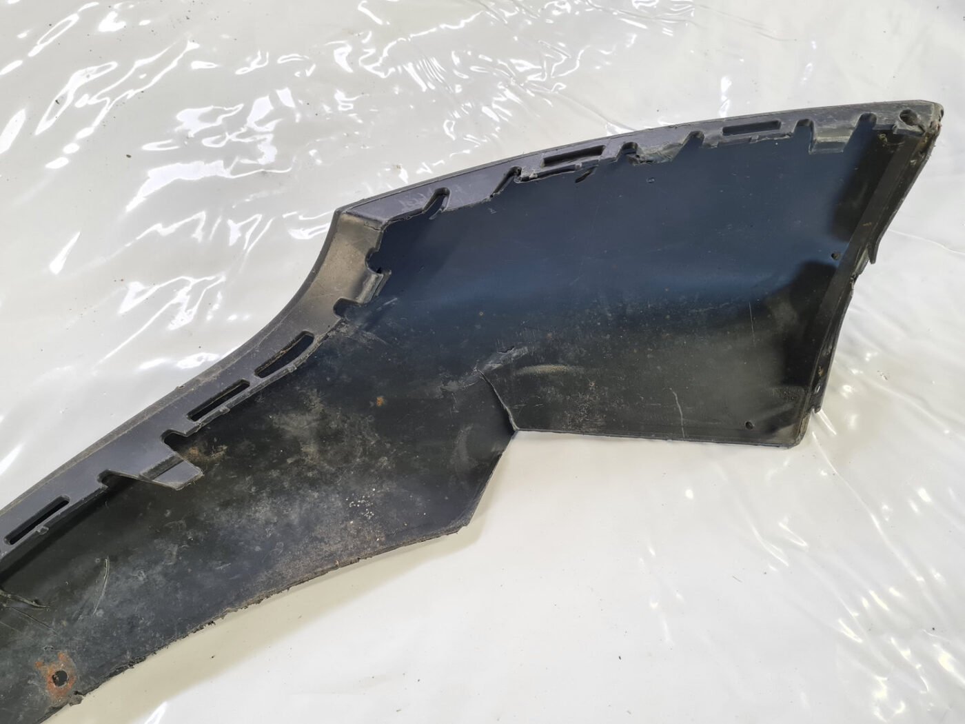 Aizmugurēja bufera spoileris (lūpa) priekš VOLVO S40 2004 Black 4 Aizmugurēja bufera spoileris (lūpa) priekš VOLVO S40 2004 Black