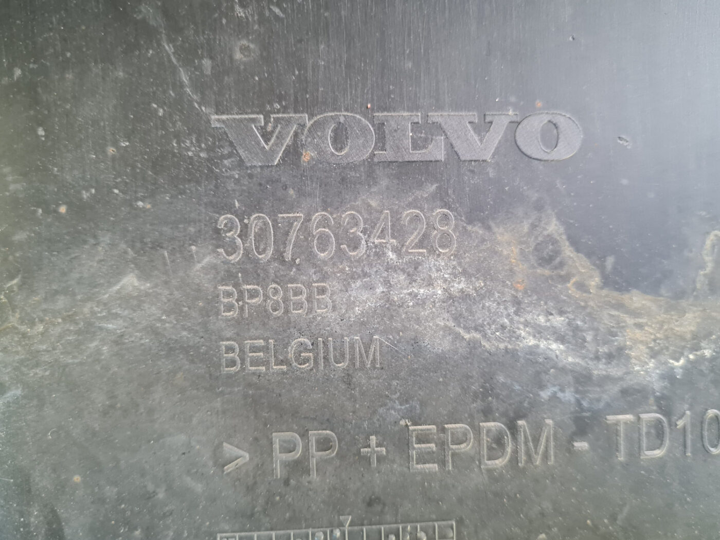 Aizmugurēja bufera spoileris (lūpa) priekš VOLVO XC60 2009 3 Aizmugurēja bufera spoileris (lūpa) priekš VOLVO XC60 2009