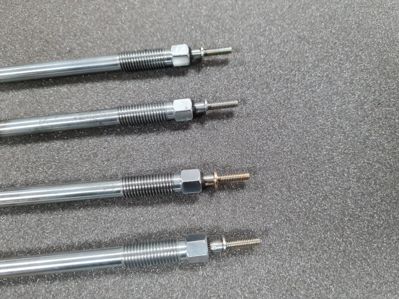 Kvēlsvece priekš TOYOTA AVENSIS 2012 2 Kvēlsvece priekš TOYOTA AVENSIS 2012