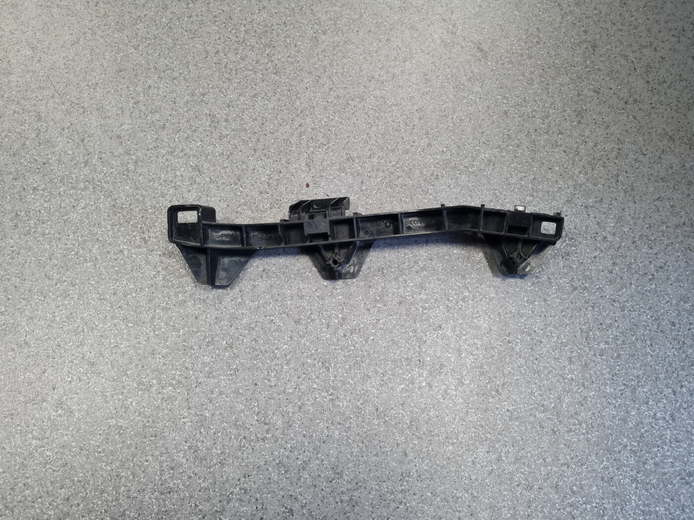 Priekšēja luktura kronšteins priekš TOYOTA LAND CRUISER 2010-2018 1 Priekšēja luktura kronšteins priekš TOYOTA LAND CRUISER 2010-2018