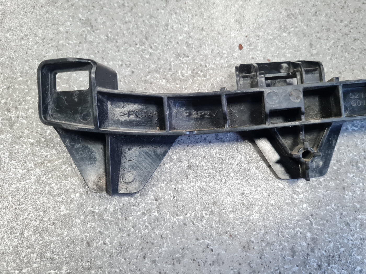 Priekšēja luktura kronšteins priekš TOYOTA LAND CRUISER 2010-2018 2 Priekšēja luktura kronšteins priekš TOYOTA LAND CRUISER 2010-2018