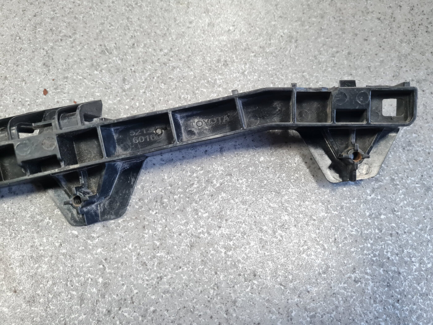 Priekšēja luktura kronšteins priekš TOYOTA LAND CRUISER 2010-2018 8 Priekšēja luktura kronšteins priekš TOYOTA LAND CRUISER 2010-2018