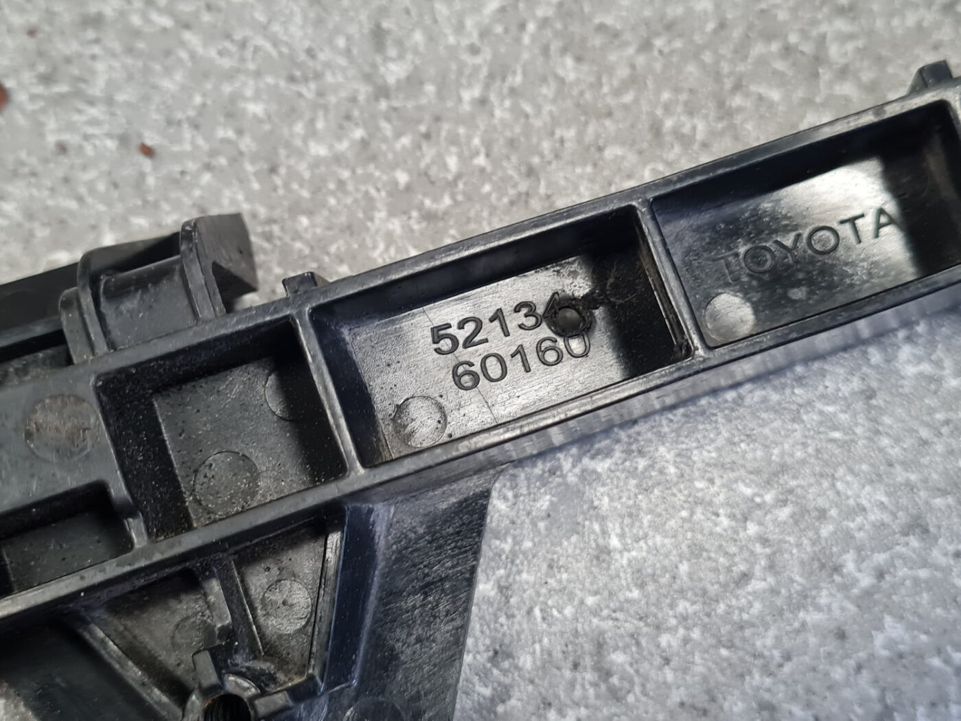 Priekšēja luktura kronšteins priekš TOYOTA LAND CRUISER 2010-2018 7 Priekšēja luktura kronšteins priekš TOYOTA LAND CRUISER 2010-2018