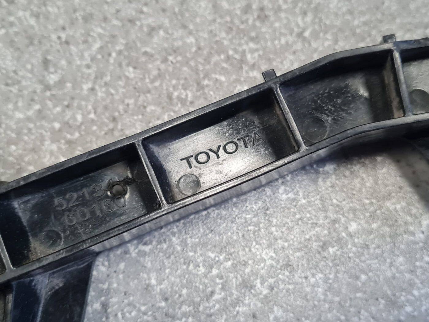 Priekšēja luktura kronšteins priekš TOYOTA LAND CRUISER 2010-2018 6 Priekšēja luktura kronšteins priekš TOYOTA LAND CRUISER 2010-2018