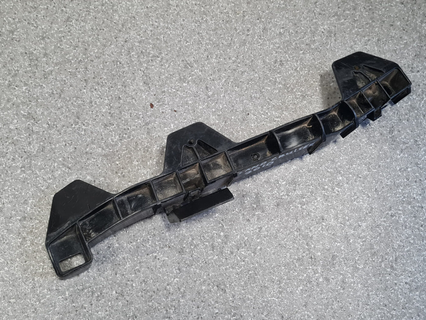 Priekšēja luktura kronšteins priekš TOYOTA LAND CRUISER 2010-2018 4 Priekšēja luktura kronšteins priekš TOYOTA LAND CRUISER 2010-2018