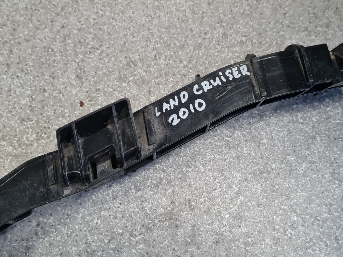 Priekšēja luktura kronšteins priekš TOYOTA LAND CRUISER 2010-2018 3 Priekšēja luktura kronšteins priekš TOYOTA LAND CRUISER 2010-2018