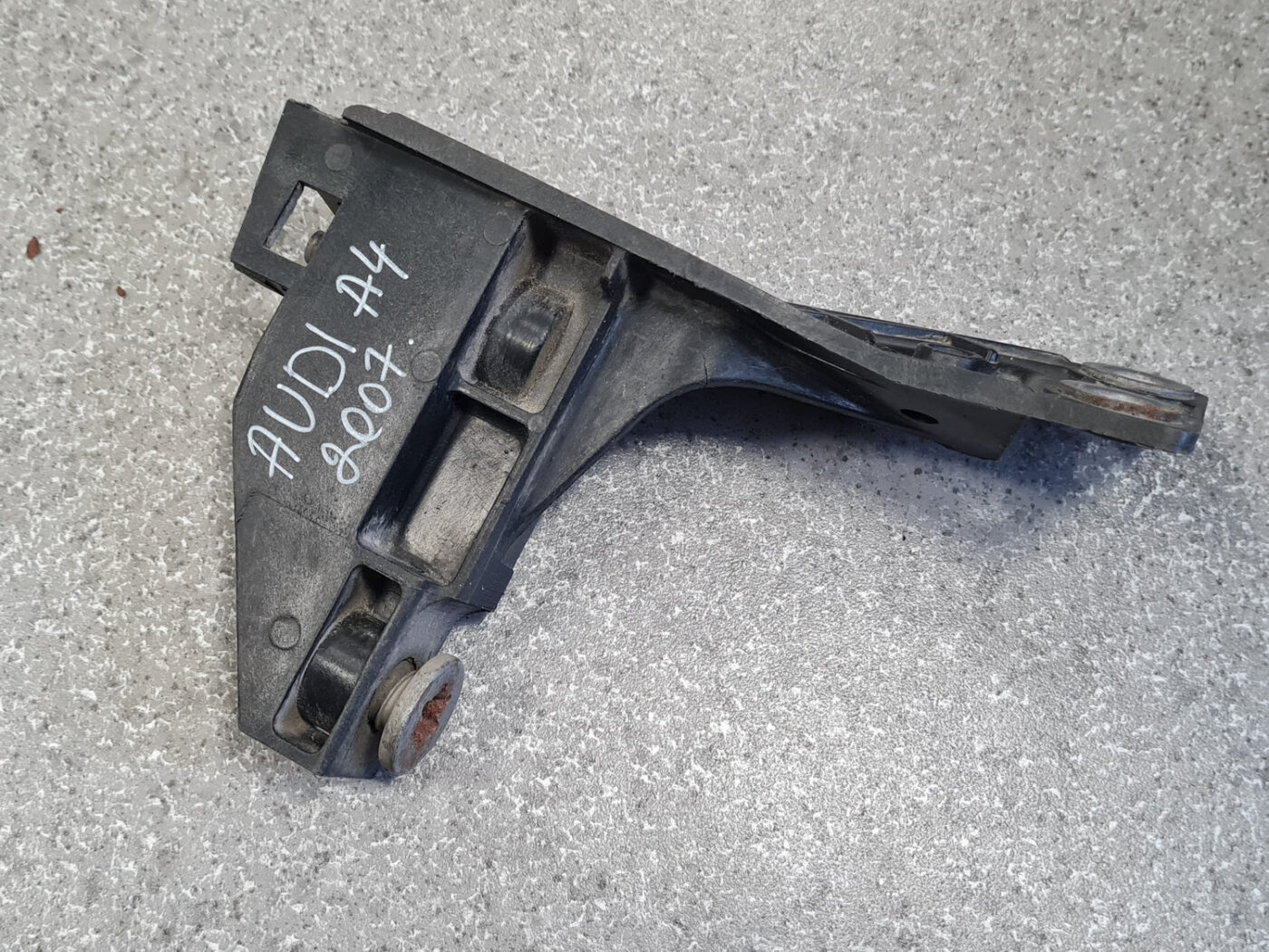 Priekšēja bufera kreisāis kronšteins priekš AUDI A4 2007 2 Priekšēja bufera kreisāis kronšteins priekš AUDI A4 2007