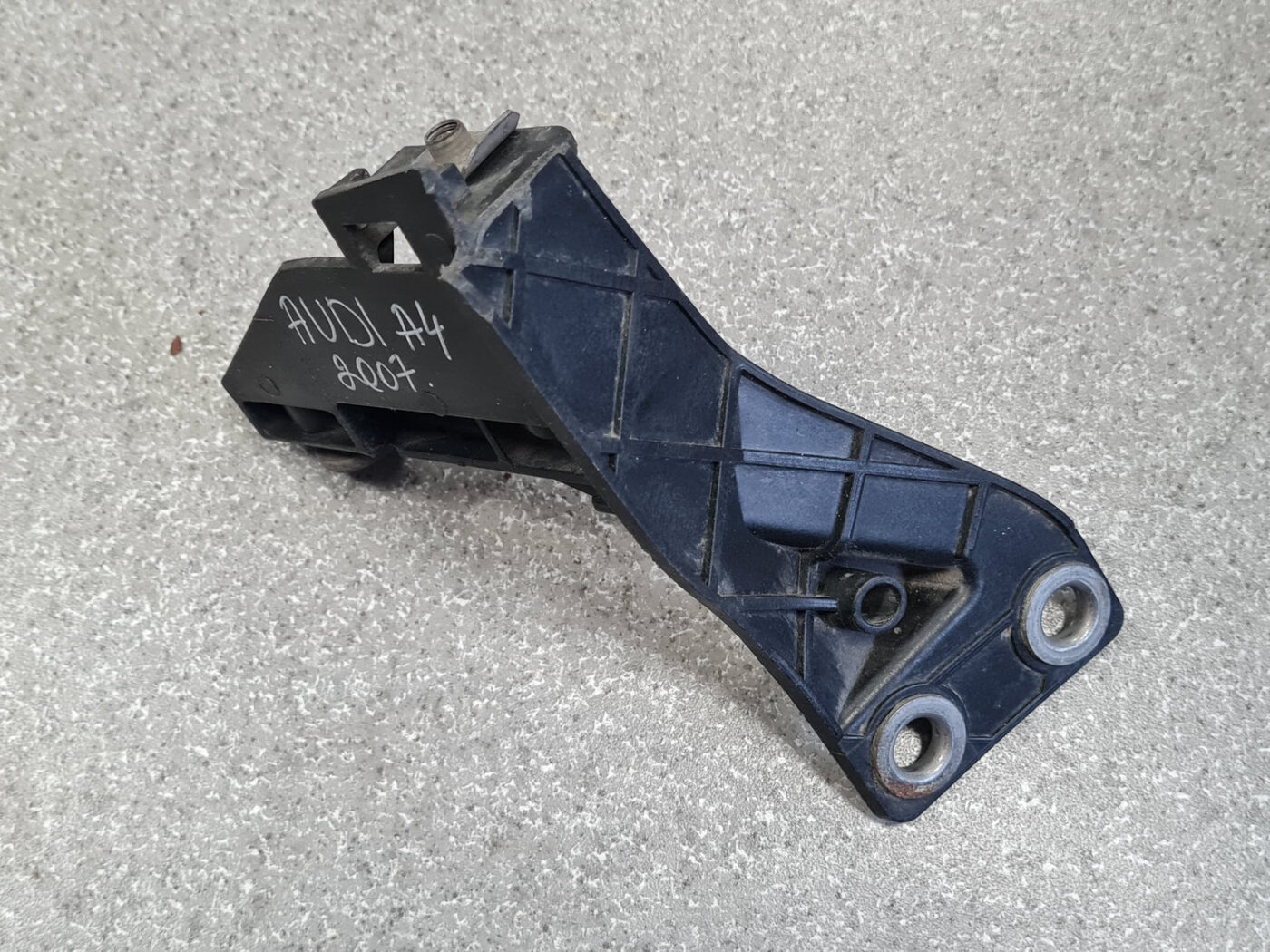 Priekšēja bufera kreisāis kronšteins priekš AUDI A4 2007 7 Priekšēja bufera kreisāis kronšteins priekš AUDI A4 2007