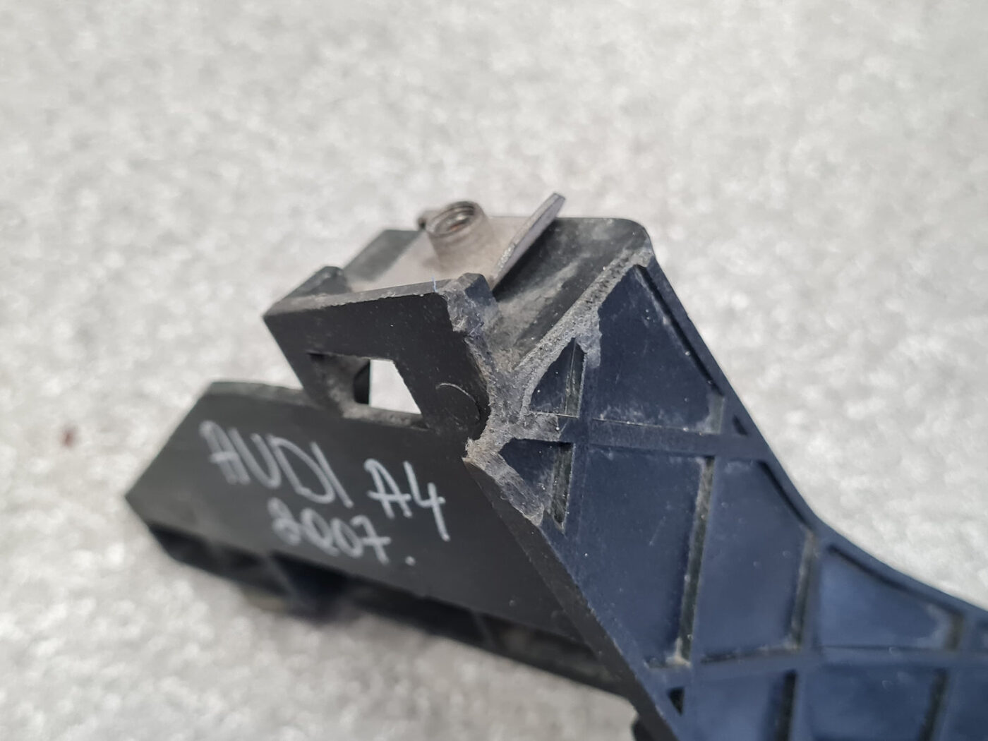 Priekšēja bufera kreisāis kronšteins priekš AUDI A4 2007 6 Priekšēja bufera kreisāis kronšteins priekš AUDI A4 2007