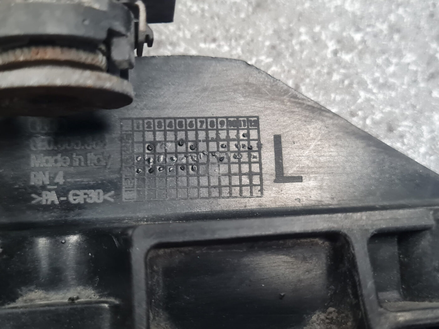 Priekšēja bufera kreisāis kronšteins priekš AUDI A4 2007 4 Priekšēja bufera kreisāis kronšteins priekš AUDI A4 2007