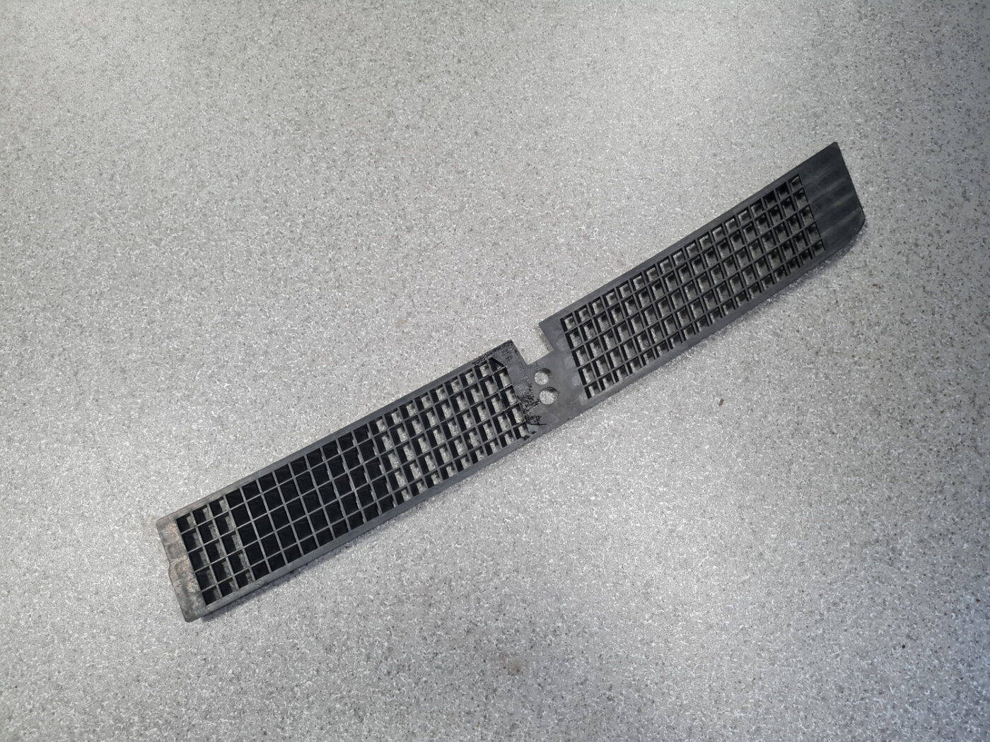 Vējstikla uzlikas (deflektora) režģis priekš BMW 7 E38 1998-2001 5 Vējstikla uzlikas (deflektora) režģis priekš BMW 7 E38 1998-2001