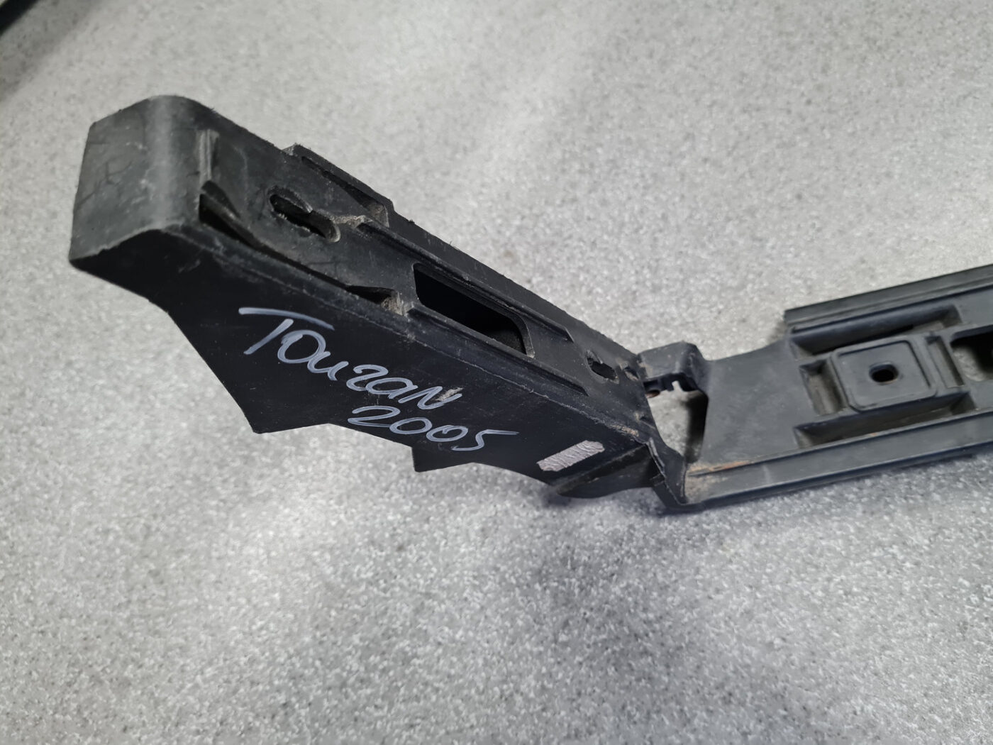 Aizmugurējā spārna un bufera stiprinājums priekš VW TOURAN 2005 2 Aizmugurējā spārna un bufera stiprinājums priekš VW TOURAN 2005