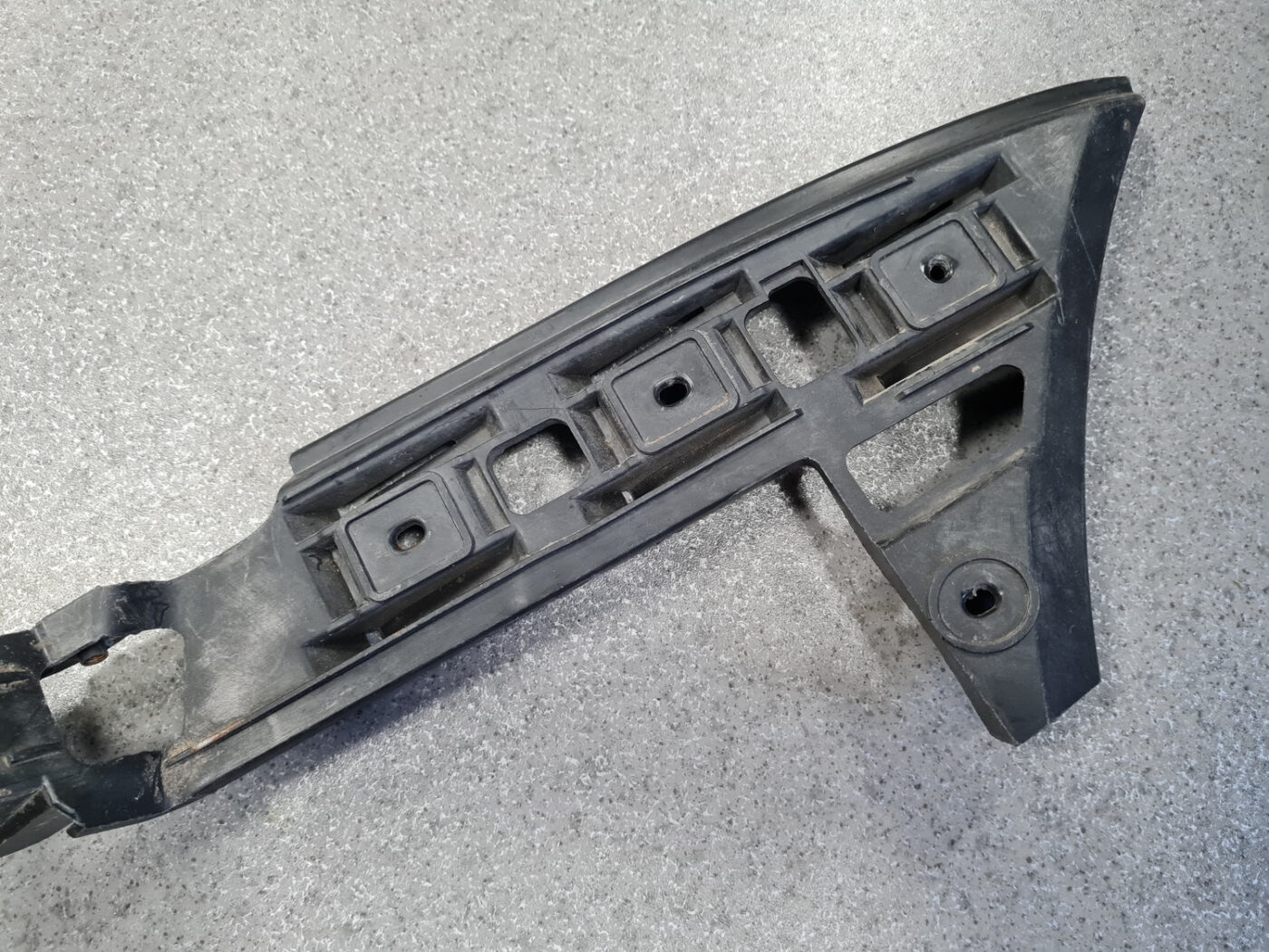 Aizmugurējā spārna un bufera stiprinājums priekš VW TOURAN 2005 6 Aizmugurējā spārna un bufera stiprinājums priekš VW TOURAN 2005