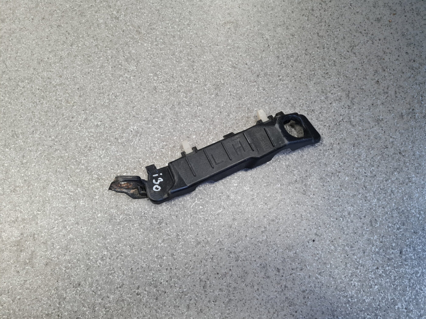 Priekšēja bufera kronšteins priekš HYUNDAI I30 2012 1 Priekšēja bufera kronšteins priekš HYUNDAI I30 2012