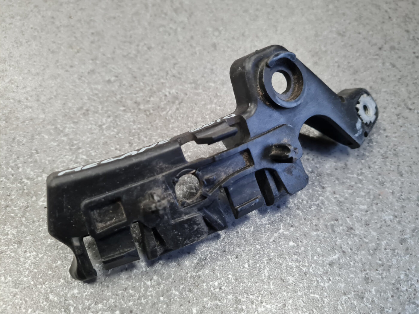 Priekšēja bufera kronšteins priekš RENAULT MEGANE 2011 2 Priekšēja bufera kronšteins priekš RENAULT MEGANE 2011