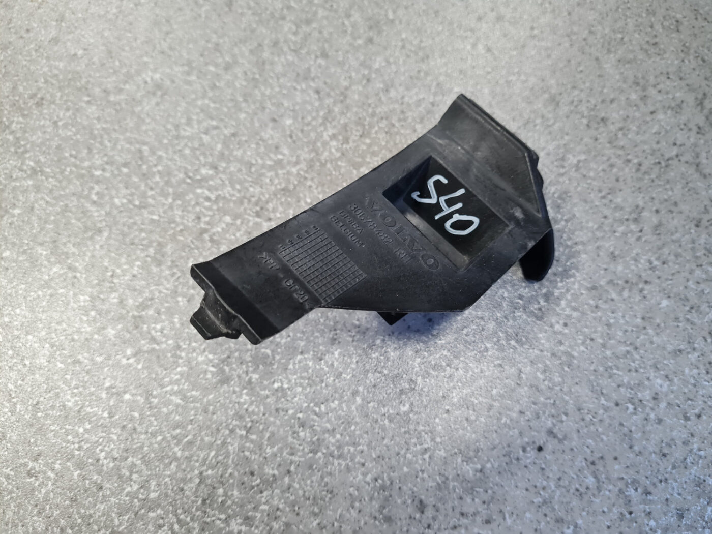 Priekšēja bufera kronšteins priekš VOLVO S40 2004 Black 4 Priekšēja bufera kronšteins priekš VOLVO S40 2004 Black