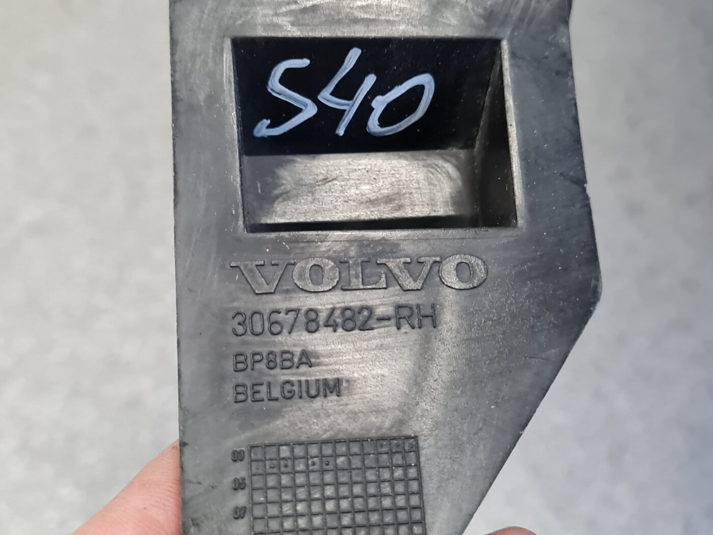 Priekšēja bufera kronšteins priekš VOLVO S40 2004 Black 3 Priekšēja bufera kronšteins priekš VOLVO S40 2004 Black