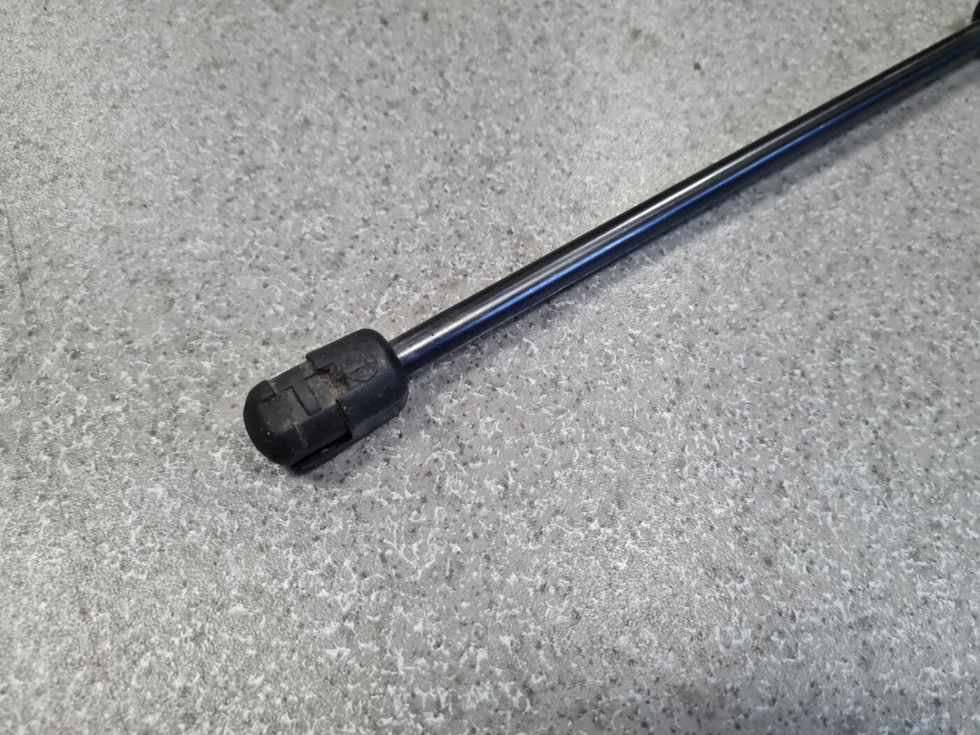 Pārsega amortizators priekš VW TOUAREG 2007 2 Pārsega amortizators priekš VW TOUAREG 2007