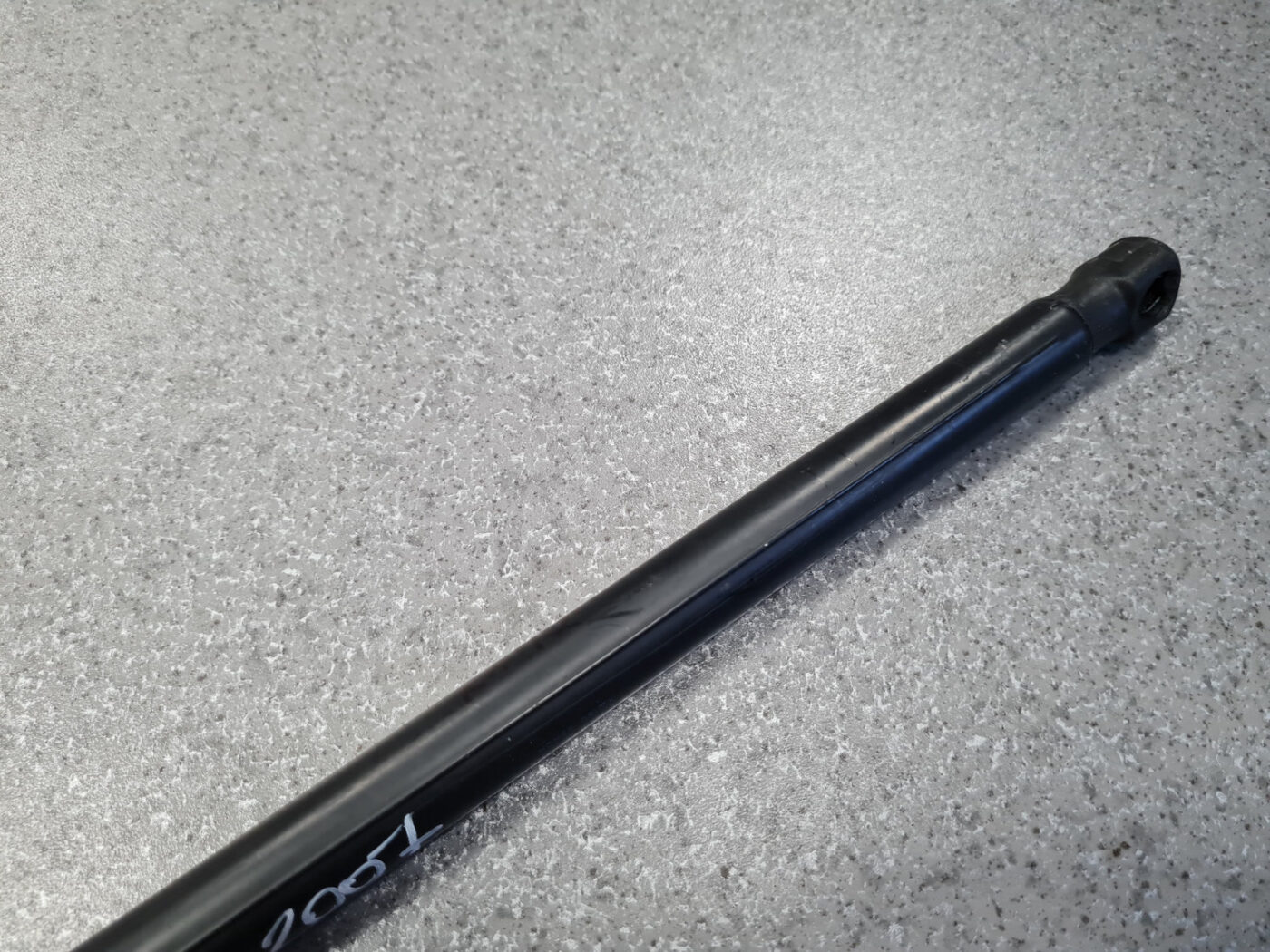 Pārsega amortizators priekš VW TOUAREG 2007 5 Pārsega amortizators priekš VW TOUAREG 2007