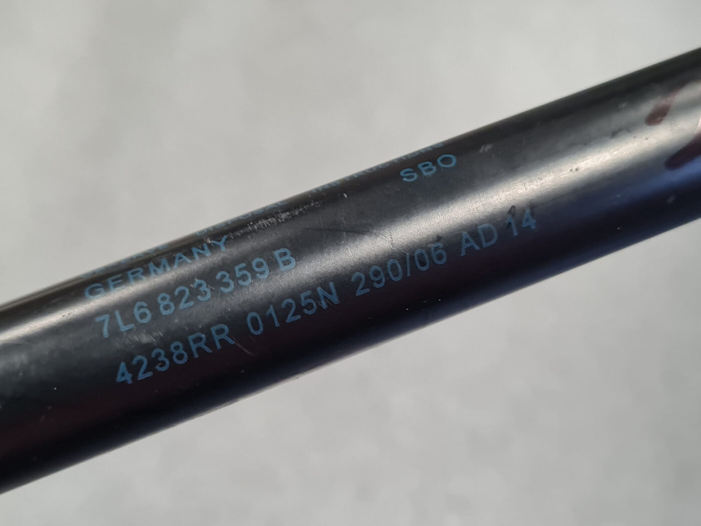 Pārsega amortizators priekš VW TOUAREG 2007 3 Pārsega amortizators priekš VW TOUAREG 2007