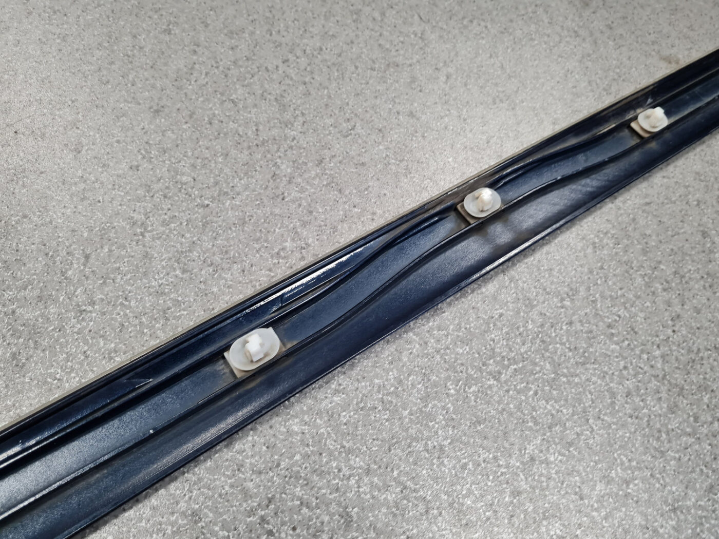 Priekšējo labo durvju moldings priekš PEUGEOT 607 2010 6 Priekšējo labo durvju moldings priekš PEUGEOT 607 2010