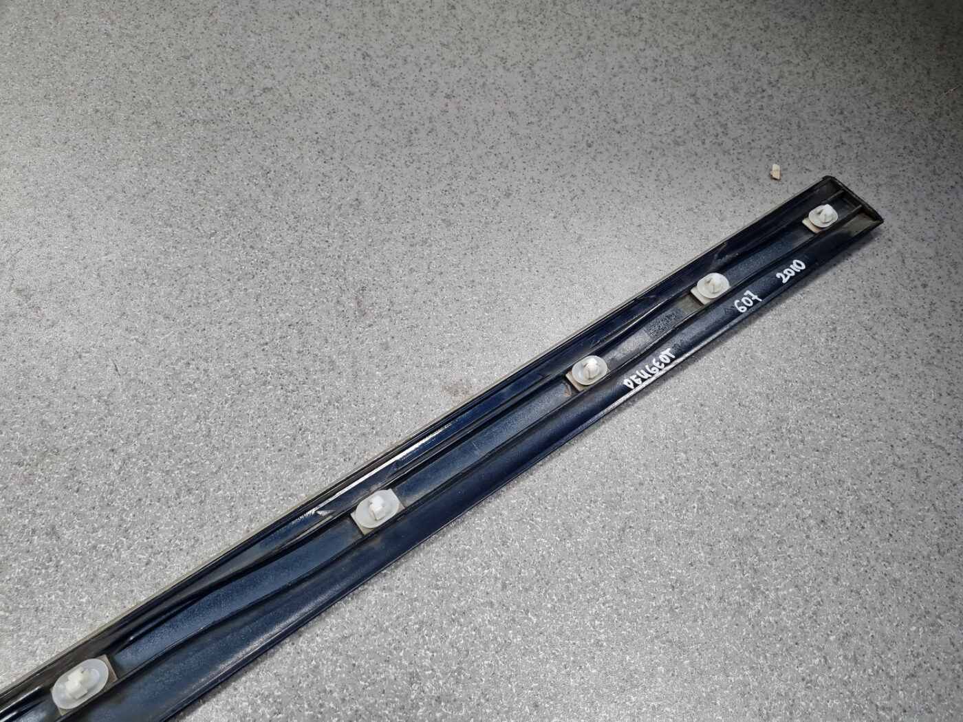 Priekšējo labo durvju moldings priekš PEUGEOT 607 2010 5 Priekšējo labo durvju moldings priekš PEUGEOT 607 2010