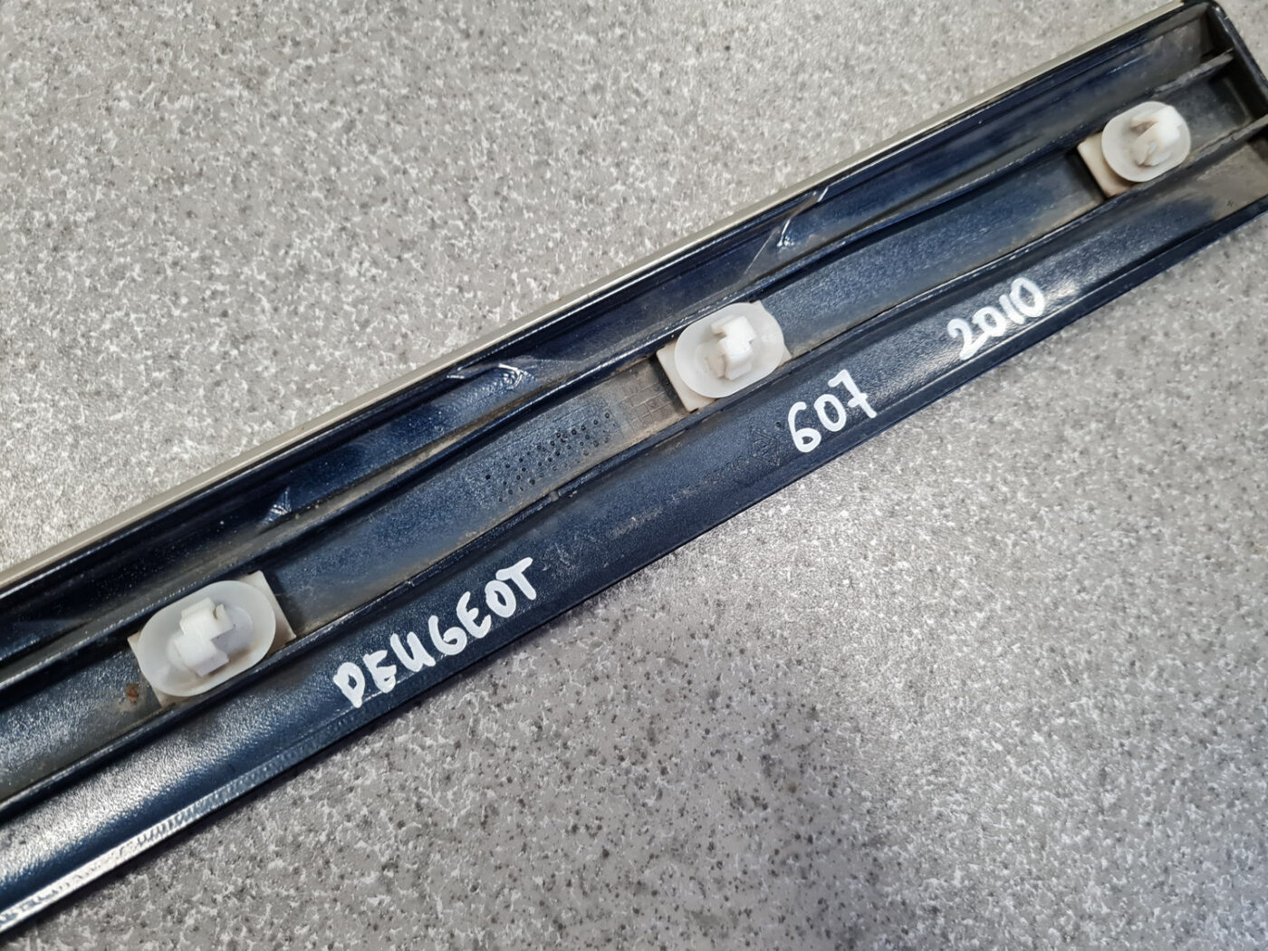 Priekšējo labo durvju moldings priekš PEUGEOT 607 2010 4 Priekšējo labo durvju moldings priekš PEUGEOT 607 2010