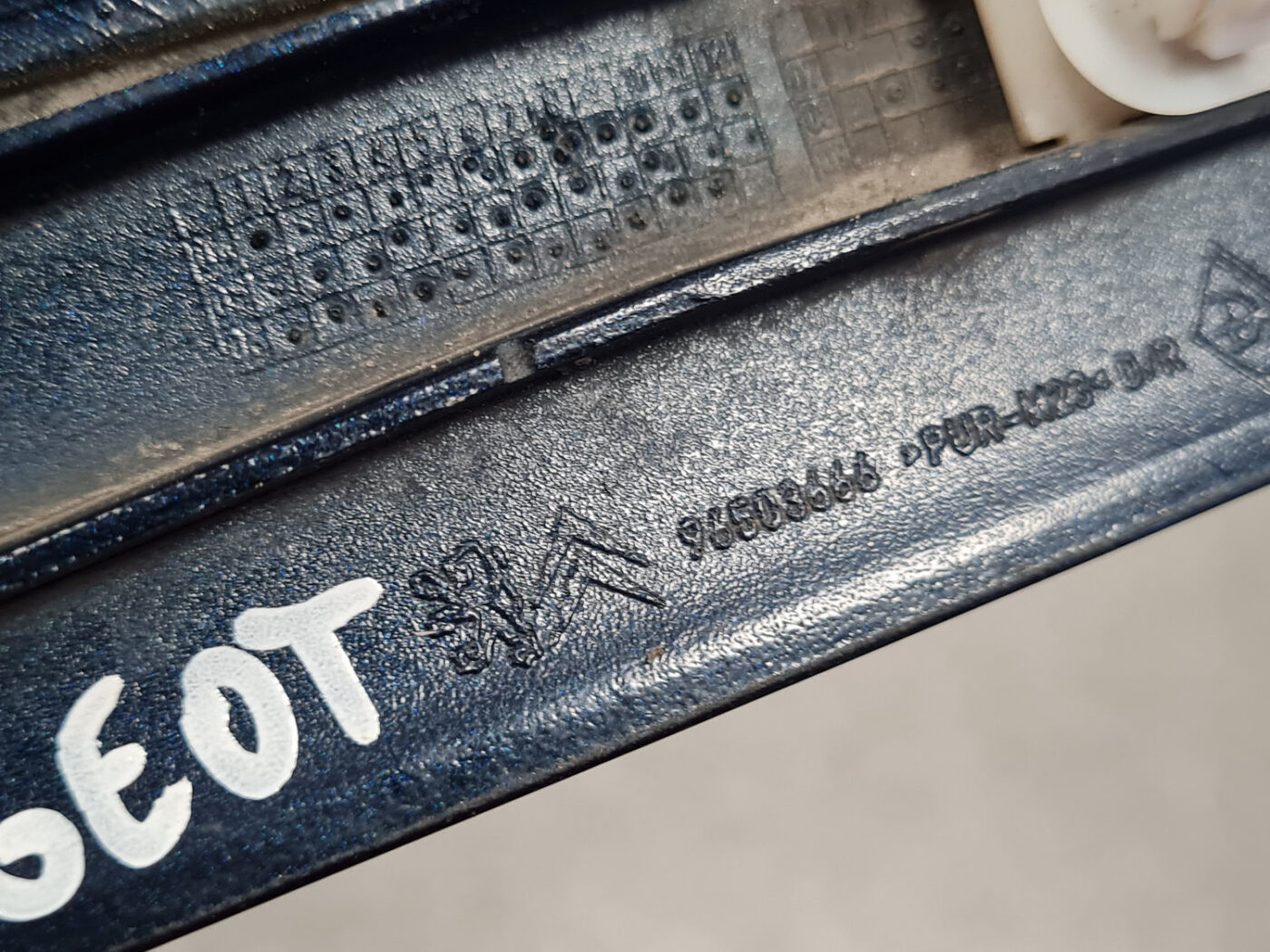 Priekšējo labo durvju moldings priekš PEUGEOT 607 2010 3 Priekšējo labo durvju moldings priekš PEUGEOT 607 2010