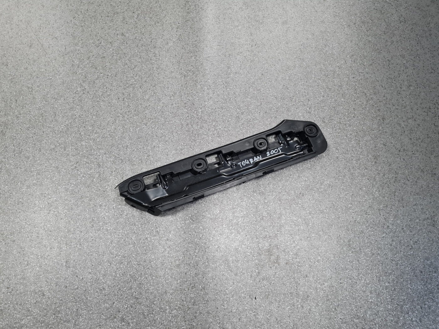 Priekšēja bufera kronšteins priekš VW TOURAN 2005 1 Priekšēja bufera kronšteins priekš VW TOURAN 2005