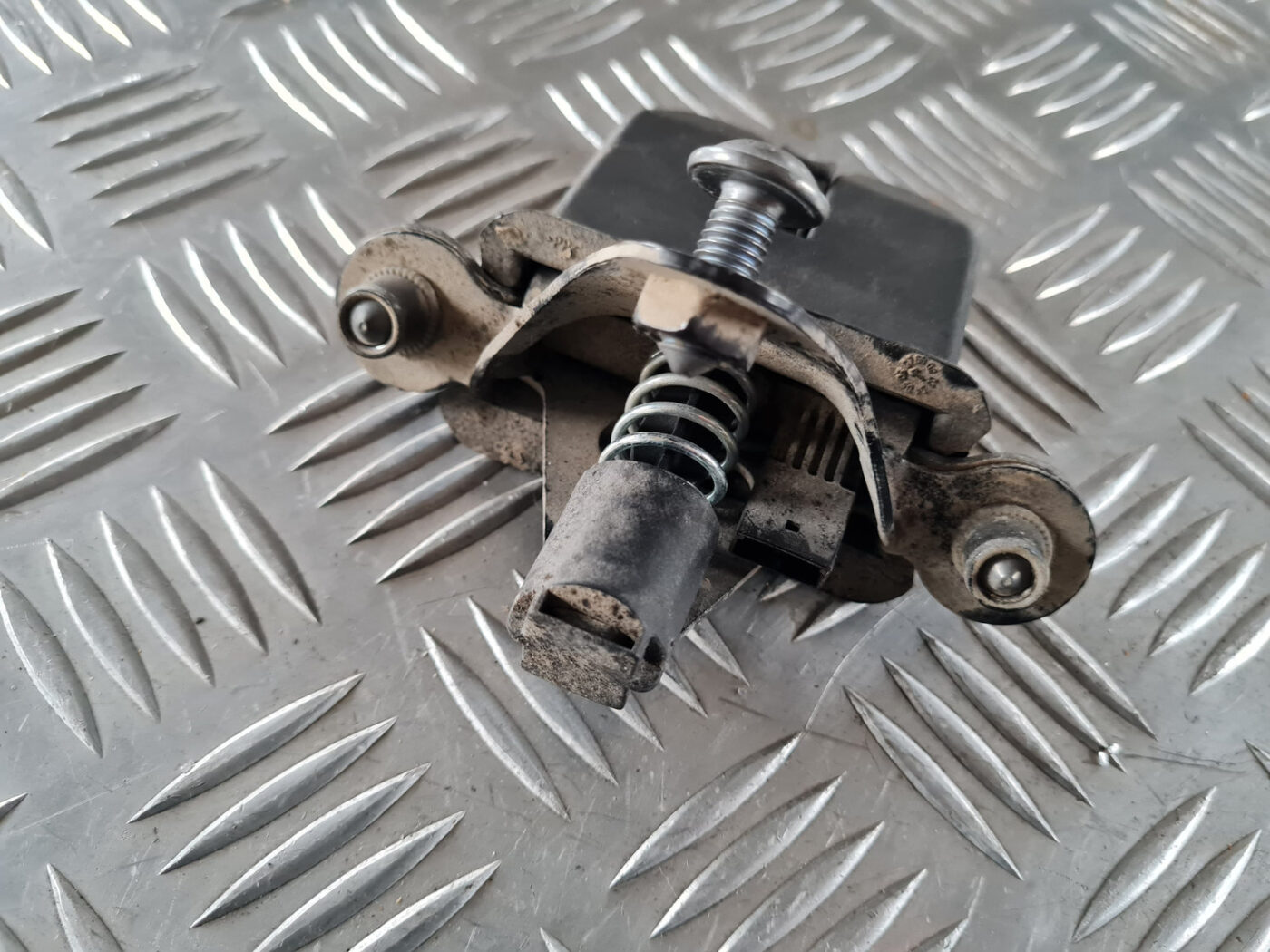 Bagāžnieka vāka slēdzene priekš ŠKODA OCTAVIA 2007 4 Bagāžnieka vāka slēdzene priekš ŠKODA OCTAVIA 2007