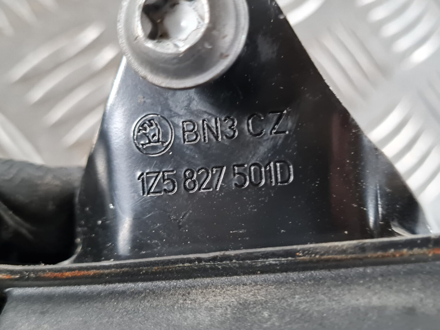 Bagāžnieka vāka slēdzene priekš ŠKODA OCTAVIA 2007 3 Bagāžnieka vāka slēdzene priekš ŠKODA OCTAVIA 2007