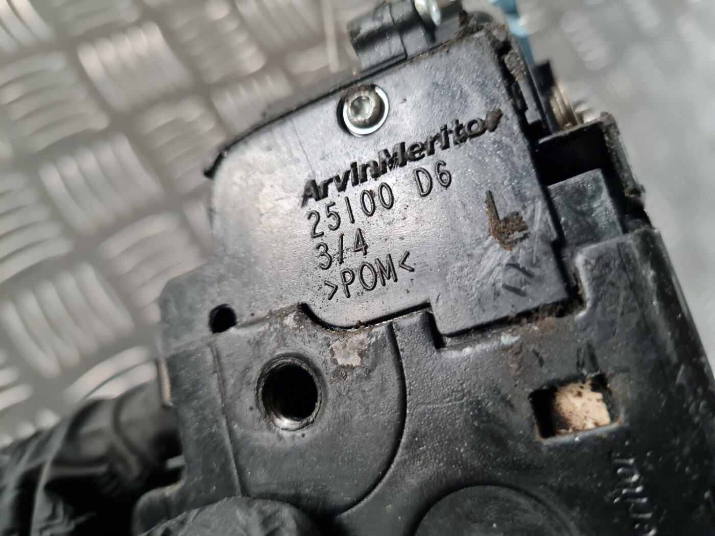 Priekšējo kreiso durvju slēdzene priekš ŠKODA OCTAVIA 2007 5 Priekšējo kreiso durvju slēdzene priekš ŠKODA OCTAVIA 2007