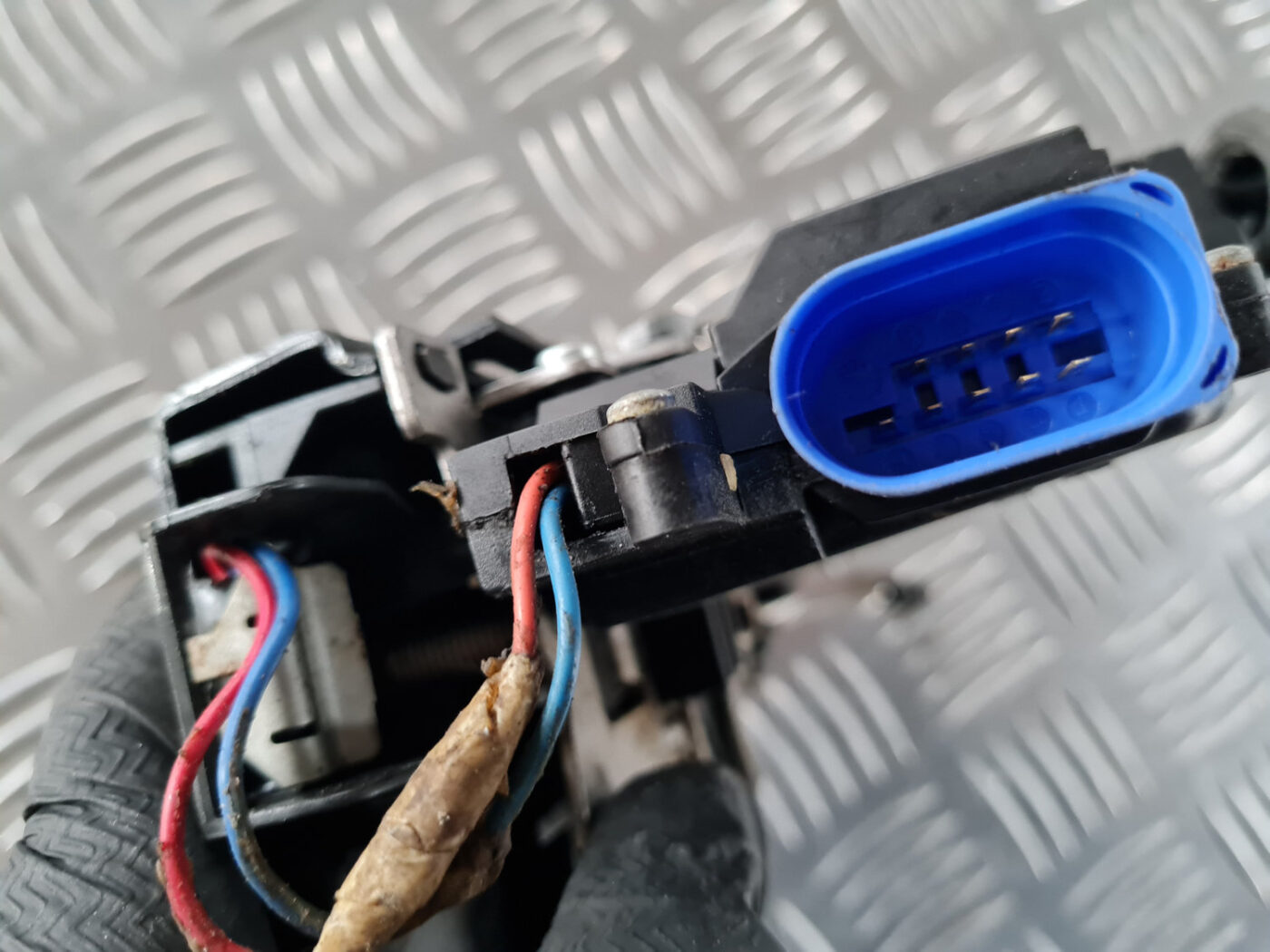 Priekšējo kreiso durvju slēdzene priekš ŠKODA OCTAVIA 2007 4 Priekšējo kreiso durvju slēdzene priekš ŠKODA OCTAVIA 2007