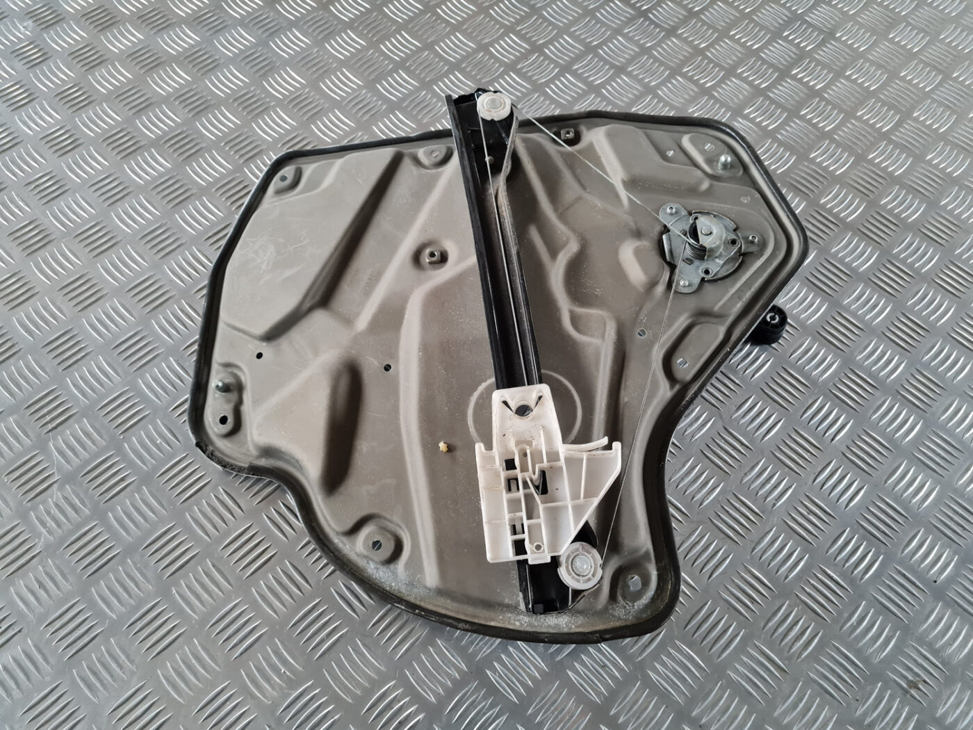 Stikla pacelšanas mehānisma panele priekš ŠKODA OCTAVIA 2007 2 Stikla pacelšanas mehānisma panele priekš ŠKODA OCTAVIA 2007