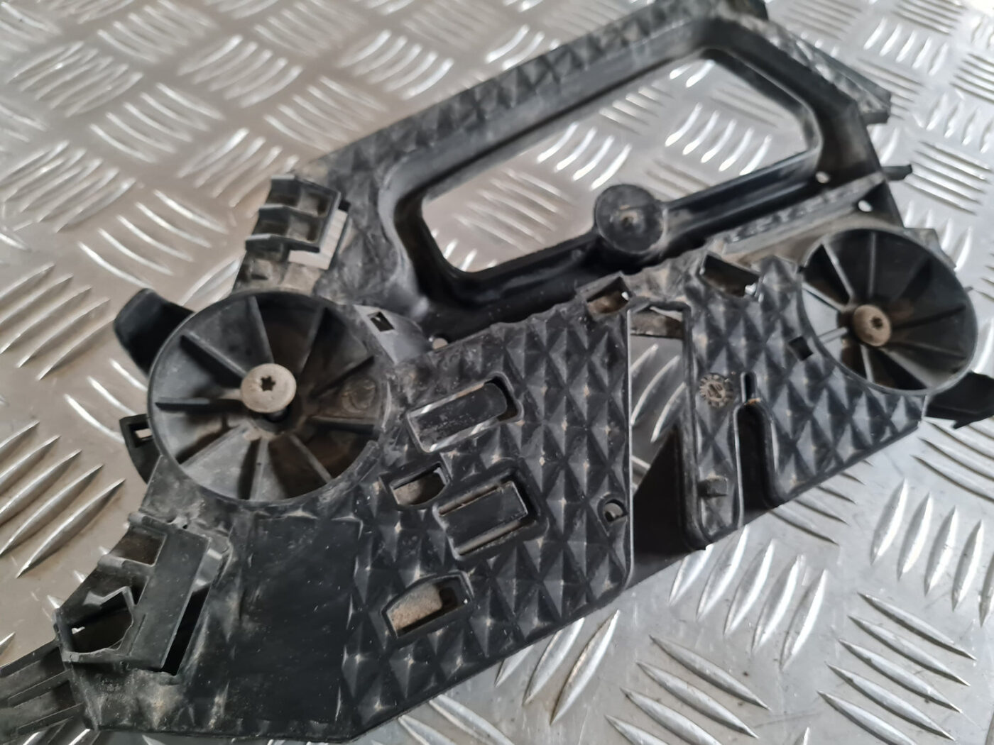 Priekšēja luktura kronšteins priekš ŠKODA OCTAVIA 2007 7 Priekšēja luktura kronšteins priekš ŠKODA OCTAVIA 2007