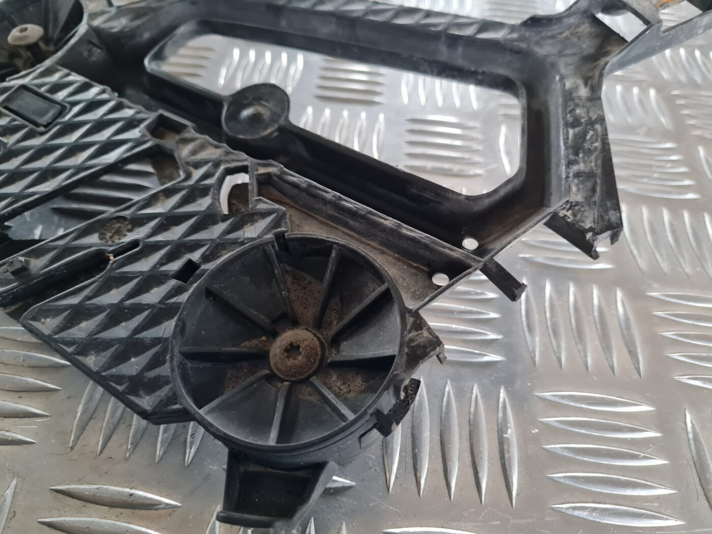 Priekšēja luktura kronšteins priekš ŠKODA OCTAVIA 2007 6 Priekšēja luktura kronšteins priekš ŠKODA OCTAVIA 2007