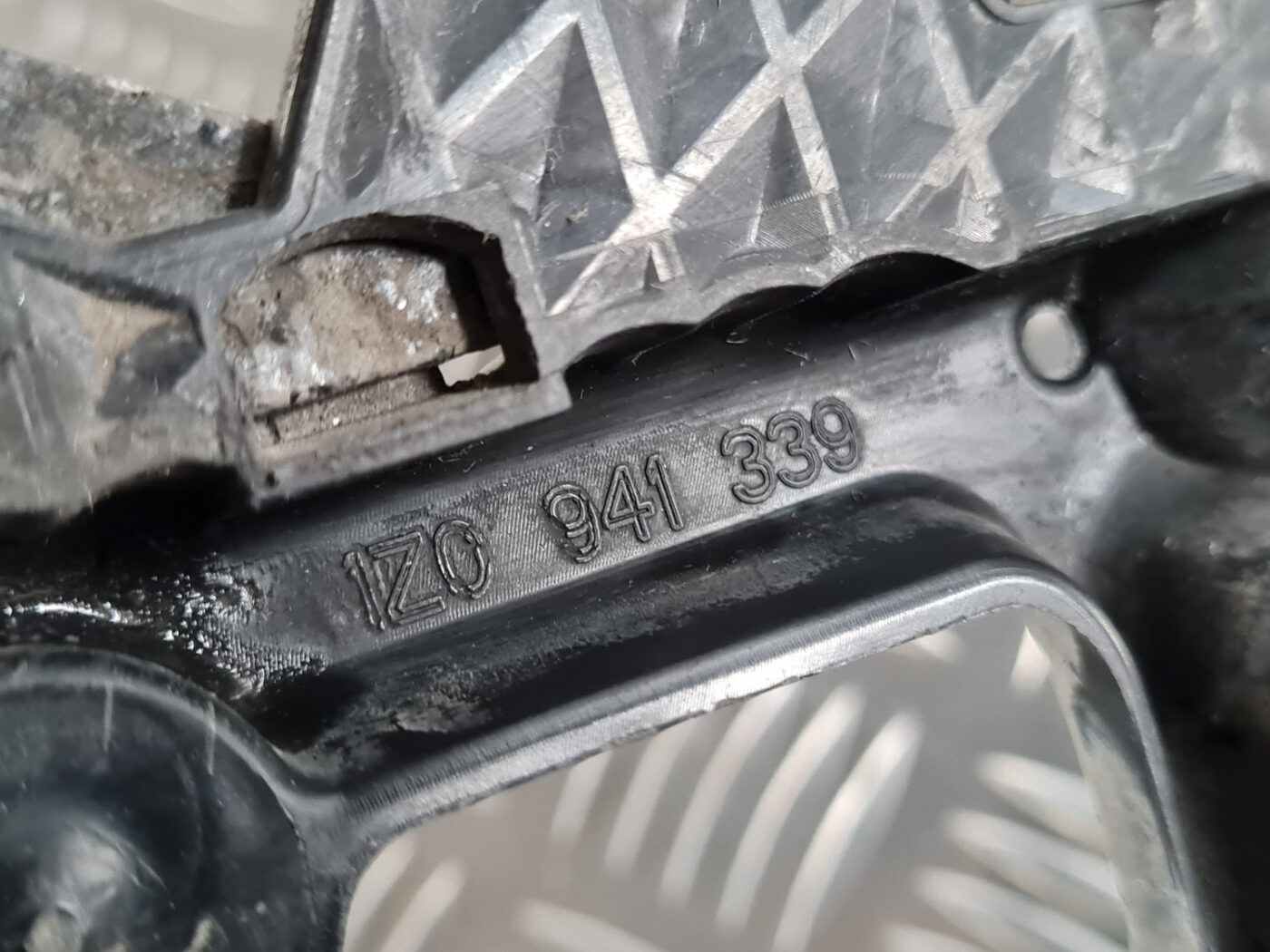 Priekšēja luktura kronšteins priekš ŠKODA OCTAVIA 2007 3 Priekšēja luktura kronšteins priekš ŠKODA OCTAVIA 2007