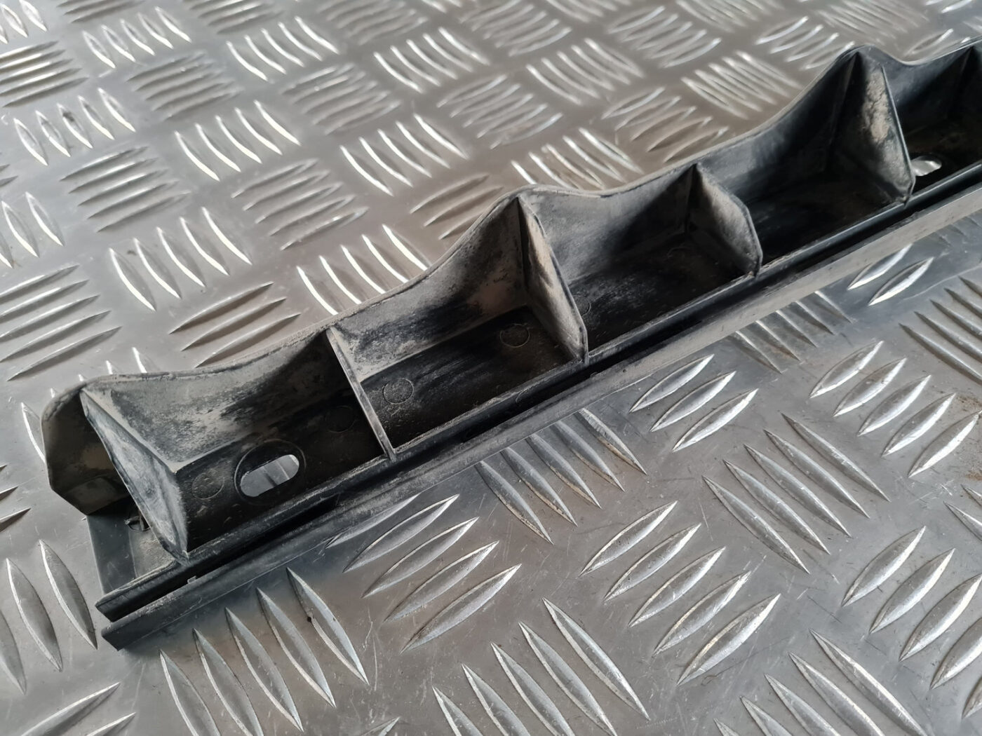 Aizmugurējā spārna un bufera stiprinājums priekš ŠKODA OCTAVIA 2007 2 Aizmugurējā spārna un bufera stiprinājums priekš ŠKODA OCTAVIA 2007