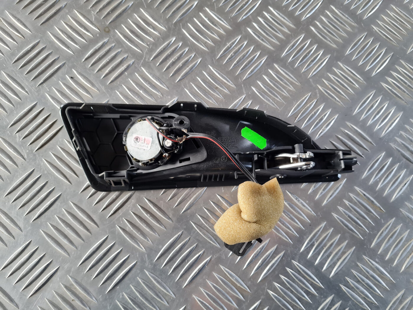 Salona durvju rokturis, aizmugures kreisais priekš ŠKODA OCTAVIA 2007