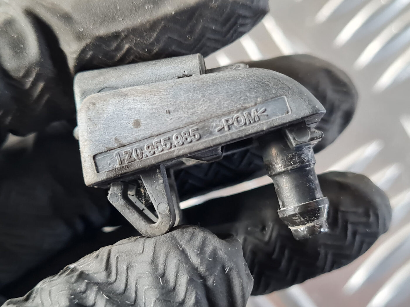 Vējstikla mazgāšanas šķidruma sprausla priekš ŠKODA OCTAVIA 2007