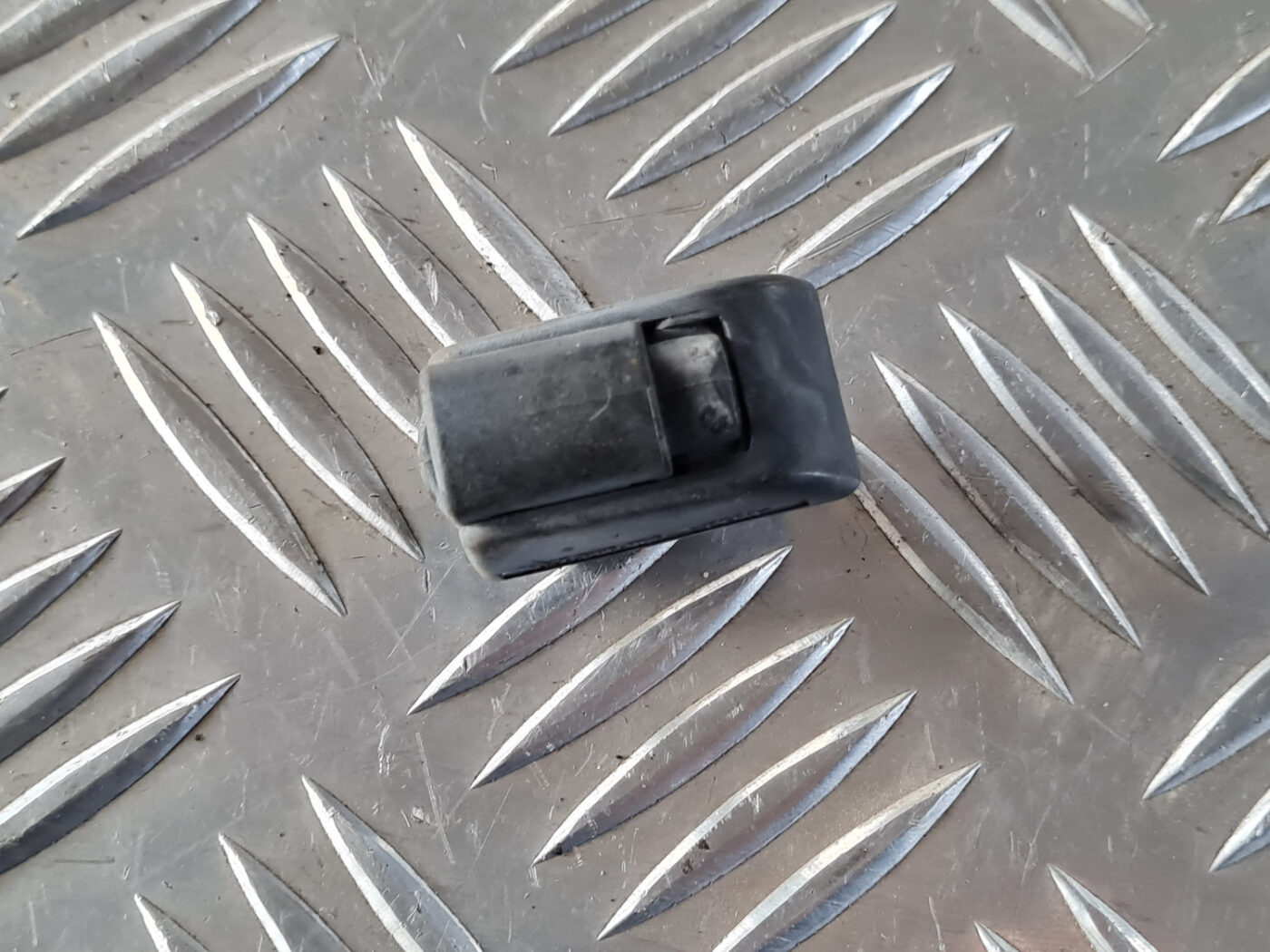 Vējstikla mazgāšanas šķidruma sprausla priekš ŠKODA OCTAVIA 2007