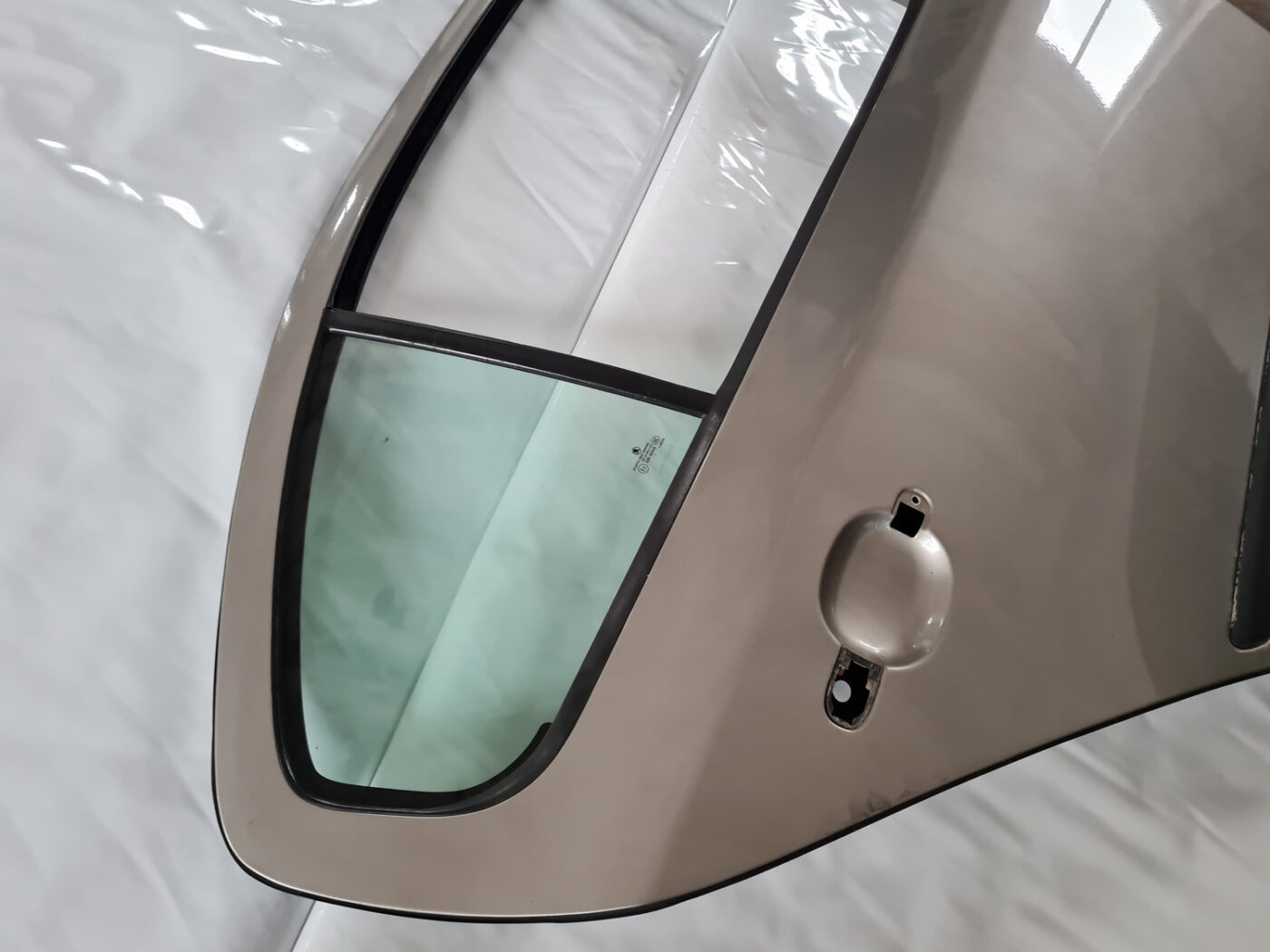 Aizmugurējās labās durvis priekš ŠKODA OCTAVIA 2007 7 Aizmugurējās labās durvis priekš ŠKODA OCTAVIA 2007