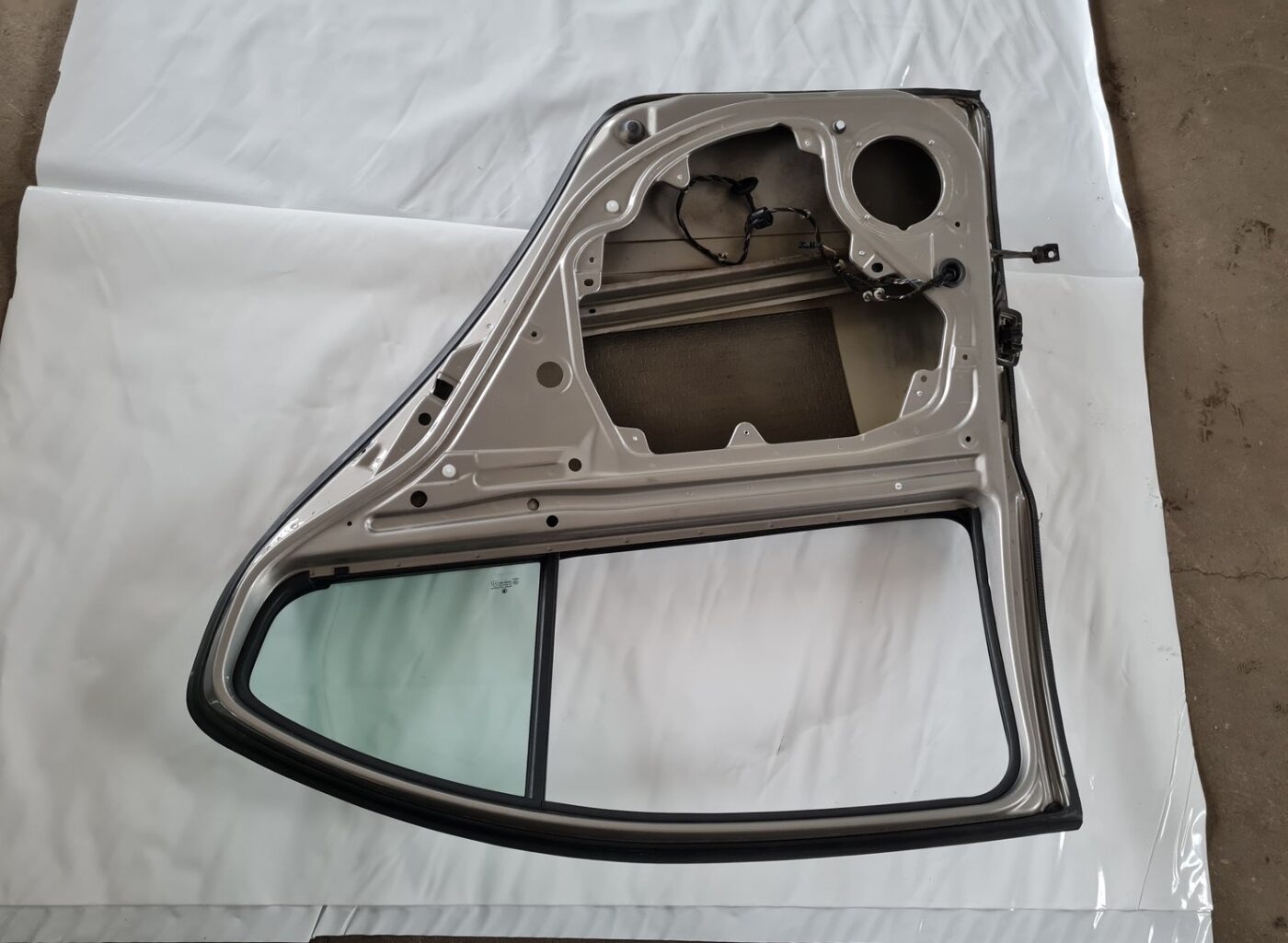 Aizmugurējās labās durvis priekš ŠKODA OCTAVIA 2007 6 Aizmugurējās labās durvis priekš ŠKODA OCTAVIA 2007