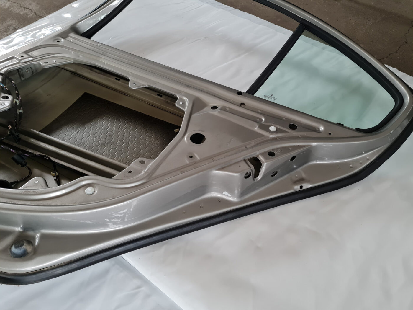 Aizmugurējās labās durvis priekš ŠKODA OCTAVIA 2007 5 Aizmugurējās labās durvis priekš ŠKODA OCTAVIA 2007