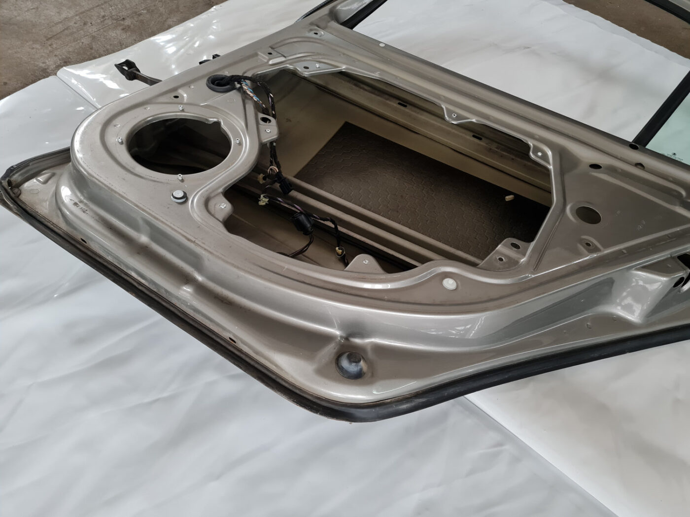 Aizmugurējās labās durvis priekš ŠKODA OCTAVIA 2007 4 Aizmugurējās labās durvis priekš ŠKODA OCTAVIA 2007