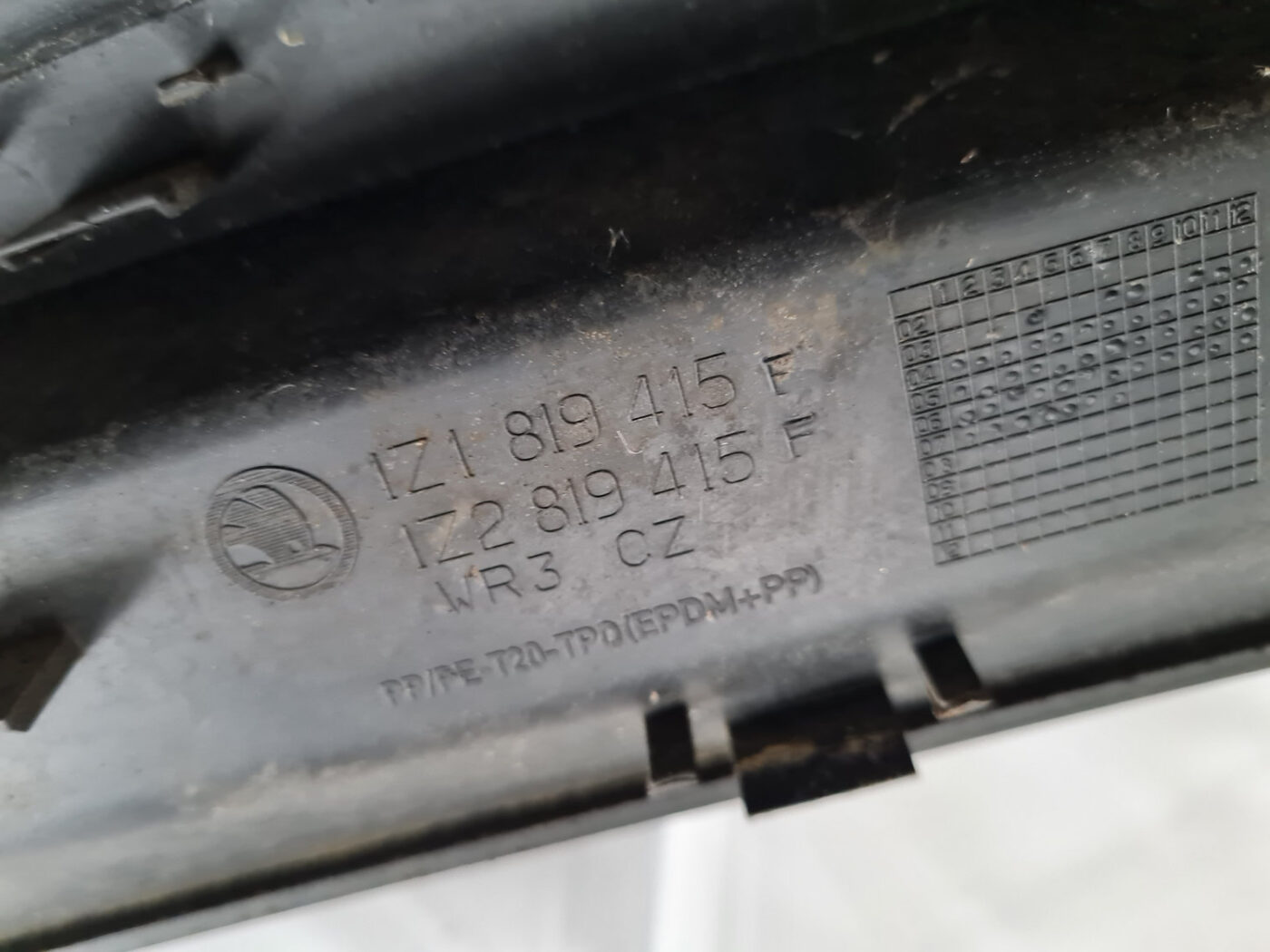 Vējstikla uzlikas (deflektora) režģis priekš ŠKODA OCTAVIA 2007 4 Vējstikla uzlikas (deflektora) režģis priekš ŠKODA OCTAVIA 2007