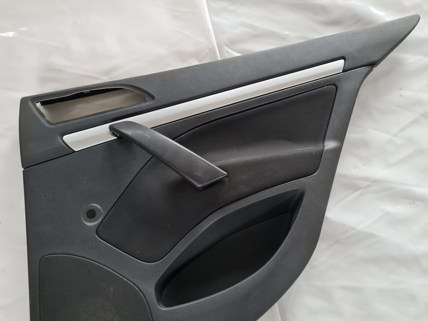 Aizmugurējo labo durvju apdare priekš ŠKODA OCTAVIA 2007 2 Aizmugurējo labo durvju apdare priekš ŠKODA OCTAVIA 2007